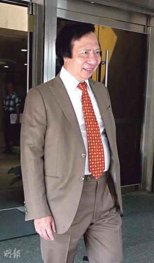 郭炳江(圖)一方指出,新地於05年7月才首次提出放寬馬灣海陸交通比例限制,沒有理由在6月已為此行賄許仕仁,而且新地提出建議後7年方獲批准,歷時甚久,可見無人在政府內協調。(何偉畧攝)(明報製圖) 郭炳江(圖)一方指出,新地於05年7月才首次提出放寬馬灣海陸交通比例限制,沒有理由在6月已為此行賄許仕仁,而且新地提出建議後7年方獲批准,歷時甚久,可見無人在政府內協調。(何偉畧攝)(明報製圖)