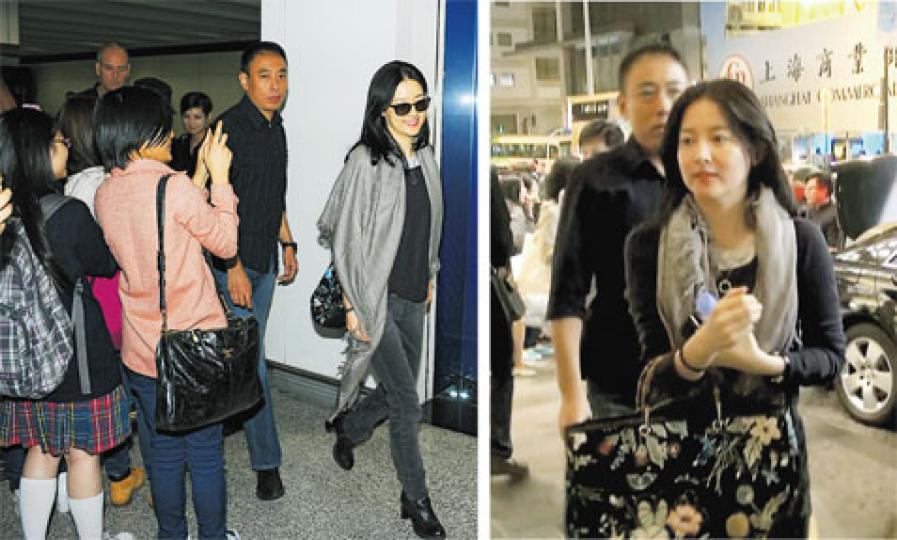李英愛抵香港時已態度親切,任由市民舉機拍照(上圖);她抵達下榻的酒店時亦很有禮,完全沒有明星架子,值得一讚(下圖)。(攝影/記者:陳釗)車勝元一身型格打扮抵港,一班粉絲跟隨其後。(攝影/記者:陳釗)Inoran親手接粉絲送的禮物。(攝影/記者:陳釗) 李英愛抵香港時已態度親切,任由市民舉機拍照(上圖);她抵達下榻的酒店時亦很有禮,完全沒有明星架子,值得一讚(下圖)。(攝影/記者:陳釗)車勝元一身型格打扮抵港,一班粉絲跟隨其後。(攝影/記者:陳釗)Inoran親手接粉絲送的禮物。(攝影/記者:陳釗)