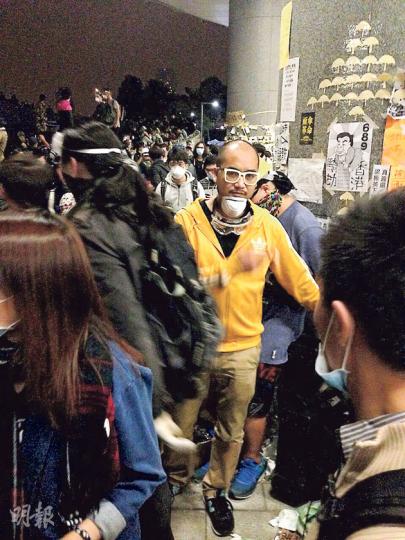 熱血公民黃洋達(中)昨凌晨1時半曾出現在立法會門外,向示威者分發口罩、眼罩等。(明報記者攝) 熱血公民黃洋達(中)昨凌晨1時半曾出現在立法會門外,向示威者分發口罩、眼罩等。(明報記者攝)