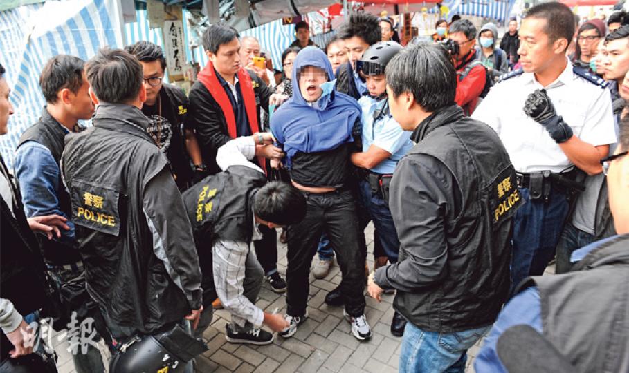 一名示威者(圖中藍衣)昨晨被警員綁上索帶後押走,他高呼「我乜都冇做過」。記者翻查片段,一名與該男子衣著相似的示威者,曾以渠蓋扔向立法會大樓玻璃門。 (蔡方山攝)有示威者抬起鐵馬撞爛立法會大樓玻璃門,部分人並向玻璃門扔石屎渠蓋。(蔡方山攝)昨日凌晨約4時多,有示威者突然衝撞警察,大批警員趕至增援驅散,混亂間有人跌倒。(郭慶輝攝)發生衝擊立法會事件後警方展開行動並施放胡椒噴霧,有示威者協助其他人攀上往添馬公園的出口離開。(劉焌陶攝) 一名示威者(圖中藍衣)昨晨被警員綁上索帶後押走,他高呼「我乜都冇做過」。記者翻查片段,一名與該男子衣著相似的示威者,曾以渠蓋扔向立法會大樓玻璃門。 (蔡方山攝)有示威者抬起鐵馬撞爛立法會大樓玻璃門,部分人並向玻璃門扔石屎渠蓋。(蔡方山攝)昨日凌晨約4時多,有示威者突然衝撞警察,大批警員趕至增援驅散,混亂間有人跌倒。(郭慶輝攝)發生衝擊立法會事件後警方展開行動並施放胡椒噴霧,有示威者協助其他人攀上往添馬公園的出口離開。(劉焌陶攝)