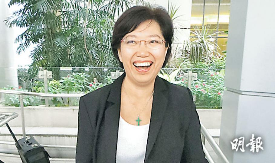 捲入官非的鄺家賢(圖)早前遭入稟控告時,尚未因禁制令案件「打響名堂」。至其案件昨日開審,記者到庭採訪,她顯得相當避忌,拒絕回應提問,步出庭外時更連番向拍照的記者說:「放過我啦!」(陳倢朗攝) 捲入官非的鄺家賢(圖)早前遭入稟控告時,尚未因禁制令案件「打響名堂」。至其案件昨日開審,記者到庭採訪,她顯得相當避忌,拒絕回應提問,步出庭外時更連番向拍照的記者說:「放過我啦!」(陳倢朗攝)