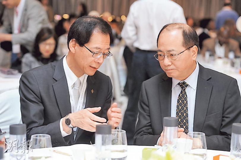 理大校長唐偉章(左)及教育局長吳克儉(右)昨日出席一個論壇開幕禮後,分別回應佔領相關問題。唐呼籲聚焦探討政改法律框架內的可行性;吳則批評大學生在畢業禮上爭真普選行動騷擾參加者。(胡景禧攝)
理大校長唐偉章(左)及教育局長吳克儉(右)昨日出席一個論壇開幕禮後,分別回應佔領相關問題。唐呼籲聚焦探討政改法律框架內的可行性;吳則批評大學生在畢業禮上爭真普選行動騷擾參加者。(胡景禧攝)