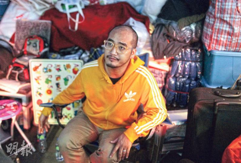 熱血公民創辦人黃洋達昨日表示,確認其中一名被捕人是熱血成員,但非活躍,沒跟隨組織編更留守,翻查其網上言論亦發現,他曾在討論區發表有關爆破玻璃的留言,但堅持熱血公民無策劃衝擊。(李澤彤攝) 本報前晚凌晨1時拍攝到一名以鐵馬衝擊立法會玻璃門、並短暫闖入立法會者,其衣著與「熱血公民」網台主持人「法國佬」相似。「法國佬」(左二戴帽者)今日凌晨高調現身旺角彌敦道惠豐中心對開「熱血公民」帳篷外,主持網台節目《麻甩建港聯盟》。(李澤彤攝) 熱血公民創辦人黃洋達昨日表示,確認其中一名被捕人是熱血成員,但非活躍,沒跟隨組織編更留守,翻查其網上言論亦發現,他曾在討論區發表有關爆破玻璃的留言,但堅持熱血公民無策劃衝擊。(李澤彤攝) 本報前晚凌晨1時拍攝到一名以鐵馬衝擊立法會玻璃門、並短暫闖入立法會者,其衣著與「熱血公民」網台主持人「法國佬」相似。「法國佬」(左二戴帽者)今日凌晨高調現身旺角彌敦道惠豐中心對開「熱血公民」帳篷外,主持網台節目《麻甩建港聯盟》。(李澤彤攝)