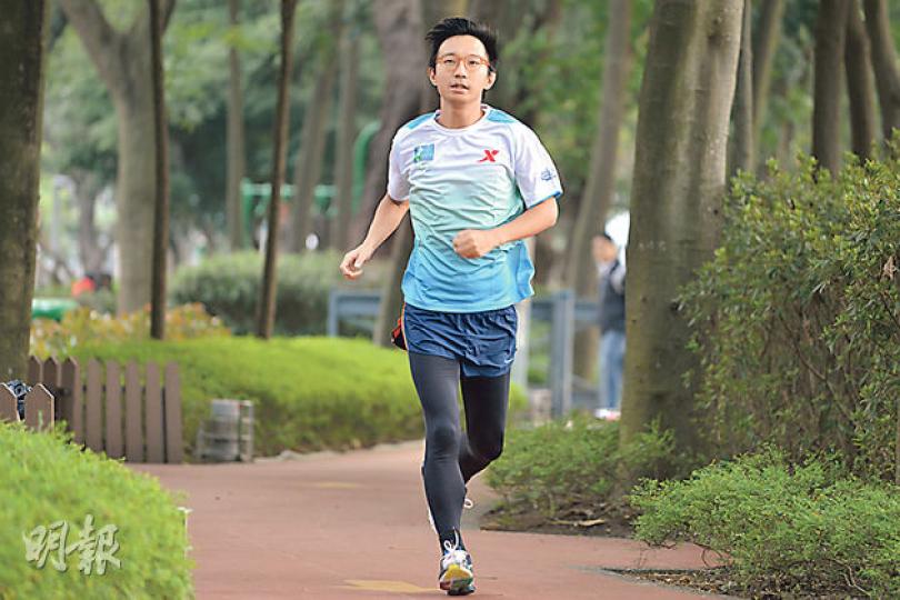 渣馬跑手「Law少」許耀斌曾捐肝畀媽媽,佢話平日都有同父母打乒乓波,唔好淨係飲茶咁簡單。(黃志東攝) 渣馬跑手「Law少」許耀斌曾捐肝畀媽媽,佢話平日都有同父母打乒乓波,唔好淨係飲茶咁簡單。(黃志東攝)