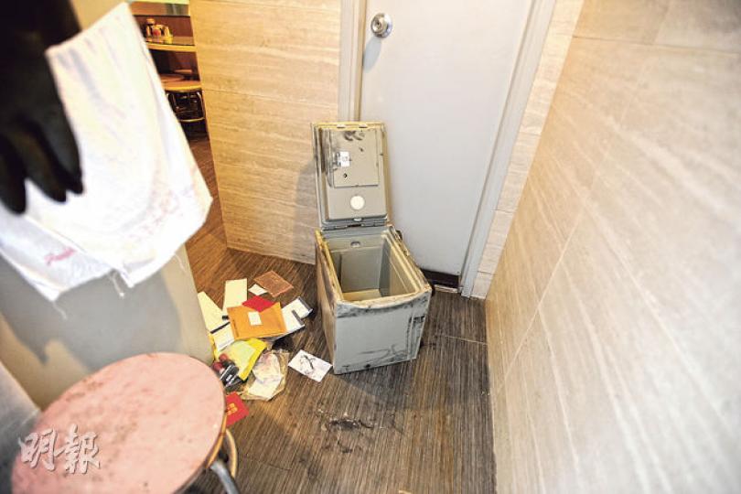 竊賊撬毁天后麥兆記麵店內夾萬,偷走現金後,將夾萬棄在麵店洗手間門外。(衛永康攝) 位於天后的麥兆記(祖傳)廣州雲吞麵店,被賊人潛入匿藏,昨凌晨在店內搜掠,其間賊人撐傘以遮擋閉路電視鏡頭。案發後麵店昨早暫停營業。(衛永康攝) 竊賊撬毁天后麥兆記麵店內夾萬,偷走現金後,將夾萬棄在麵店洗手間門外。(衛永康攝) 位於天后的麥兆記(祖傳)廣州雲吞麵店,被賊人潛入匿藏,昨凌晨在店內搜掠,其間賊人撐傘以遮擋閉路電視鏡頭。案發後麵店昨早暫停營業。(衛永康攝)