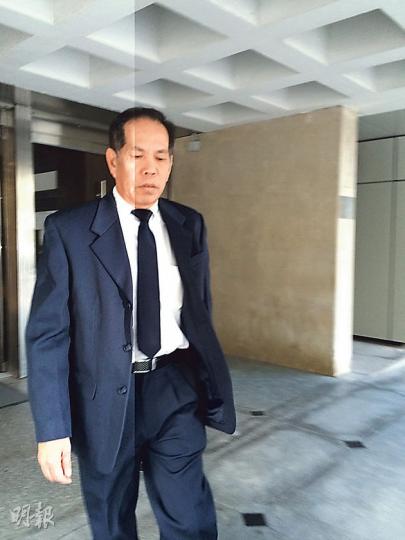 海泰號船長黎細明(圖)昨到高院受審,離開法院時急步而行。(黃建邦攝) 案發時隸屬水警總部指揮控制中心的警員邱永恒(圖),庭上被辯方質疑水警雷達曾出現兩艘「海泰號」,他回應說「我解釋唔到」,但否認雷達系統有問題。(黃建邦攝) 海泰號船長黎細明(圖)昨到高院受審,離開法院時急步而行。(黃建邦攝) 案發時隸屬水警總部指揮控制中心的警員邱永恒(圖),庭上被辯方質疑水警雷達曾出現兩艘「海泰號」,他回應說「我解釋唔到」,但否認雷達系統有問題。(黃建邦攝)