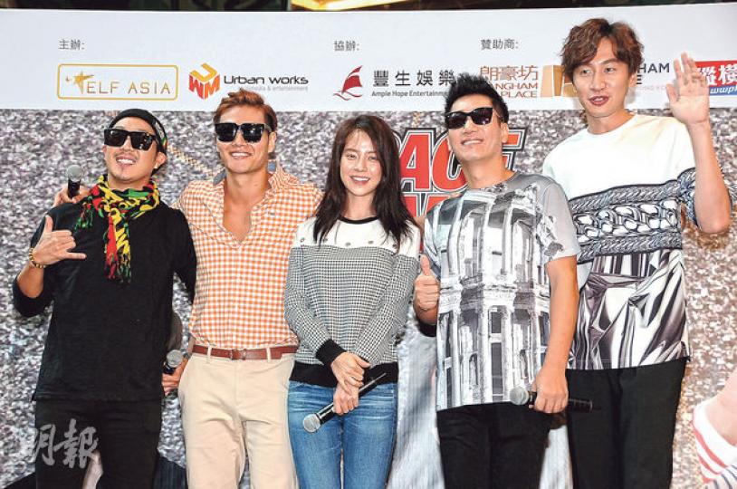 RM五位成員HaHa(左起)、金鐘國、宋智孝、池石鎮及李光洙早前來港表現親切無架子,粉絲當然讚好。(攝影﹕娛樂組) 崔始源不時來港,已開始習慣香港的採訪風格。(攝影﹕娛樂組) 車勝元揮手打招呼,粉絲立即暈晒浪。(攝影﹕娛樂組) RM五位成員HaHa(左起)、金鐘國、宋智孝、池石鎮及李光洙早前來港表現親切無架子,粉絲當然讚好。(攝影﹕娛樂組) 崔始源不時來港,已開始習慣香港的採訪風格。(攝影﹕娛樂組) 車勝元揮手打招呼,粉絲立即暈晒浪。(攝影﹕娛樂組)
