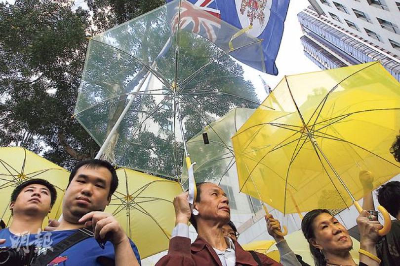 約50人昨午響應網上號召,前往英國駐港總領事館抗議,有示威者舉起黃傘及龍獅旗,高呼「中國毁約,英國找數」等口號。(李紹昌攝) 約50人昨午響應網上號召,前往英國駐港總領事館抗議,有示威者舉起黃傘及龍獅旗,高呼「中國毁約,英國找數」等口號。(李紹昌攝)