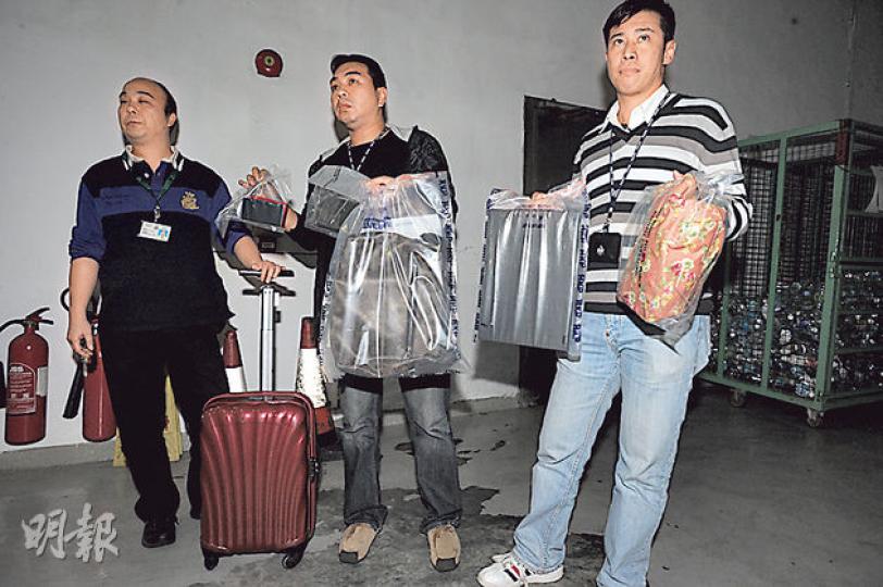 警方拘捕在機場盜竊的內地男子後,在油麻地一間酒店搜獲大量贓物,包括行李篋、手提電腦、手機及名牌手袋等。(樊銳昌攝) 警方拘捕在機場盜竊的內地男子後,在油麻地一間酒店搜獲大量贓物,包括行李篋、手提電腦、手機及名牌手袋等。(樊銳昌攝)