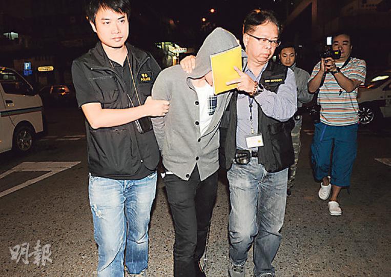 其中一名參與搶手機的年輕犯人,被探員押返寓所搜查,未有進一步發現。(蔡方山攝) 其中一名參與搶手機的年輕犯人,被探員押返寓所搜查,未有進一步發現。(蔡方山攝)