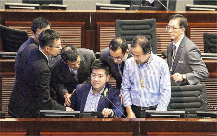 財委會主席張宇人昨在會議完結前15分鐘宣布「劃線」,議員不能再提問,引起泛民不滿。其中新民主同盟范國威(前排坐下者)與張宇人激烈爭拗,被主席趕離會議廳,工黨張超雄(前排右一)隨即站起保護范,阻止保安員帶走他。(鄧宗弘攝) 財委會主席張宇人昨在會議完結前15分鐘宣布「劃線」,議員不能再提問,引起泛民不滿。其中新民主同盟范國威(前排坐下者)與張宇人激烈爭拗,被主席趕離會議廳,工黨張超雄(前排右一)隨即站起保護范,阻止保安員帶走他。(鄧宗弘攝)