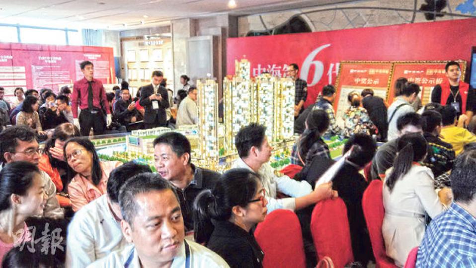 於千燈湖金融區的新盤「中海錦城」,昨日售樓處主要供白金VIP會員認購。現場睇樓客為數頗多,更要分配籌碼輪流洽談,但不少人表示昨日睇樓與人民銀行減息無關。(鄭智文攝) 於千燈湖金融區的新盤「中海錦城」,昨日售樓處主要供白金VIP會員認購。現場睇樓客為數頗多,更要分配籌碼輪流洽談,但不少人表示昨日睇樓與人民銀行減息無關。(鄭智文攝)