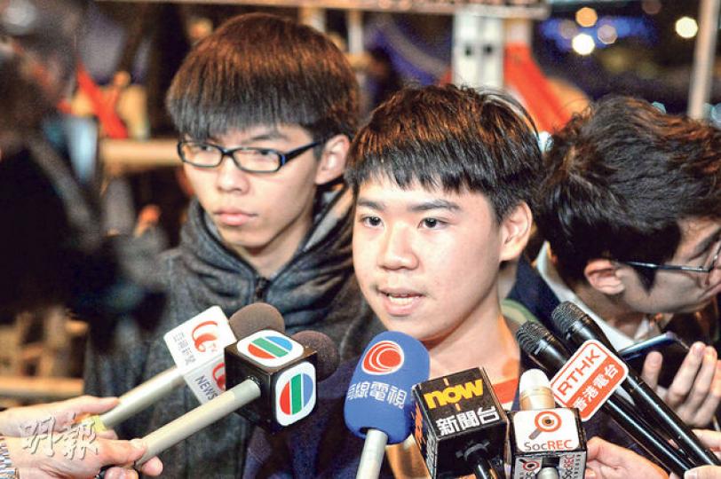 被拒入境的學民思潮義工、中學生黃定華(前)昨晚稱,當時本來已過了櫃枱,但關員後來將他帶入詢問室,通知不能入境,還着他最近這一段時間都不要再入境,想探親就「打電話傾偈」。左為黃之鋒。(葉家豪攝) 被拒入境的學民思潮義工、中學生黃定華(前)昨晚稱,當時本來已過了櫃枱,但關員後來將他帶入詢問室,通知不能入境,還着他最近這一段時間都不要再入境,想探親就「打電話傾偈」。左為黃之鋒。(葉家豪攝)