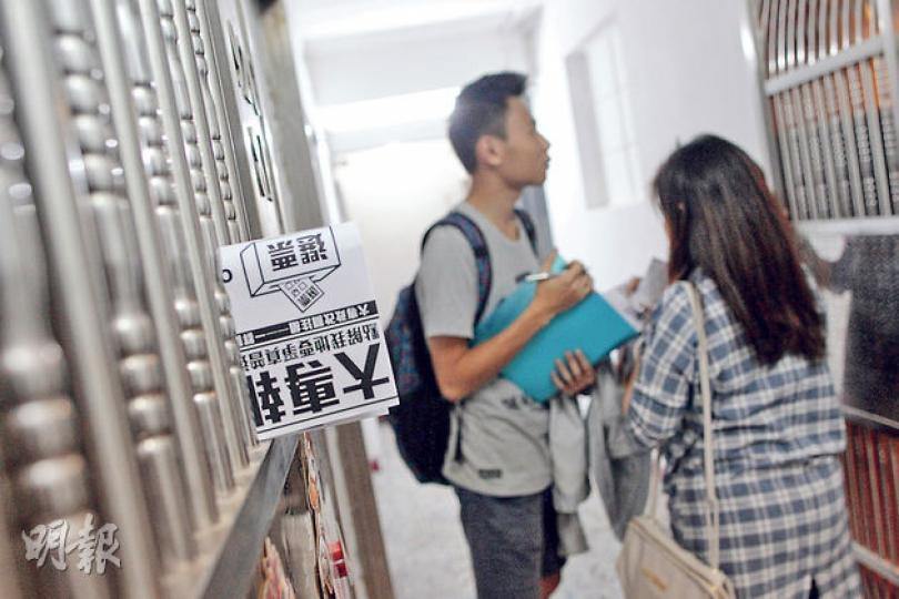 社區行動組一批義工,上周四曾到旺角「洗樓」,但回應率低,幾十個戶大約只有4至5戶有回應,行動組會派發傳單,增加接觸層面。(李澤彤攝)社區行動組由大專政改關注組成立,學聯屬支援角色,提供宣傳單張等物資及協助招募人手。行動組負責人關敏麟(圖中黑短T恤者)說義工不是專業人士,難有足夠技巧應對,唯有在洗樓前後的簡介及分享會,引導義工下一次應如何應對不同街坊的意見。(李澤彤攝) 社區行動組一批義工,上周四曾到旺角「洗樓」,但回應率低,幾十個戶大約只有4至5戶有回應,行動組會派發傳單,增加接觸層面。(李澤彤攝)社區行動組由大專政改關注組成立,學聯屬支援角色,提供宣傳單張等物資及協助招募人手。行動組負責人關敏麟(圖中黑短T恤者)說義工不是專業人士,難有足夠技巧應對,唯有在洗樓前後的簡介及分享會,引導義工下一次應如何應對不同街坊的意見。(李澤彤攝)