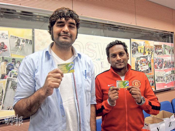 印度裔的Jeff(右)及巴基斯坦裔的Abbas(左)在香港成長,二人都說在港少數族裔對社工認知不深,亦因不諳中英語溝通,擔心社工會與其父母及警方聯絡,而拒絕求助;二人獲明愛專上學校取錄修畢社工副學位課程,至月初取得手持的社工註冊證,希望他日能成少數族裔的橋樑,協助他們尋找出路。(錢瑋琪攝) 印度裔的Jeff(右)及巴基斯坦裔的Abbas(左)在香港成長,二人都說在港少數族裔對社工認知不深,亦因不諳中英語溝通,擔心社工會與其父母及警方聯絡,而拒絕求助;二人獲明愛專上學校取錄修畢社工副學位課程,至月初取得手持的社工註冊證,希望他日能成少數族裔的橋樑,協助他們尋找出路。(錢瑋琪攝)
