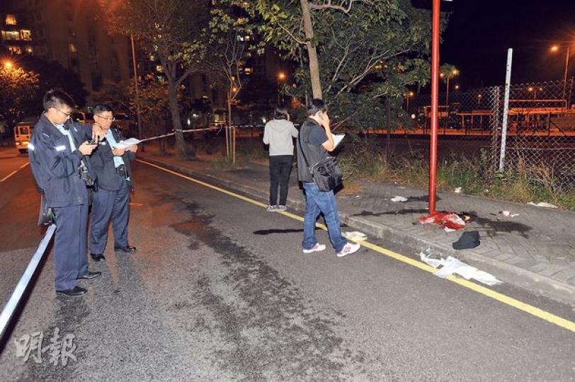 南亞裔男子遭人以黑布袋笠頭,雙手反綁於紅磡街頭路牌鐵柱上狂斬4刀,事後現場遺下布袋及血衣。 (樊銳昌攝)被斬4刀的南亞裔男子,送院時包括左手腕等位置紮上紗布,經救治後情况嚴重。(樊銳昌攝) 南亞裔男子遭人以黑布袋笠頭,雙手反綁於紅磡街頭路牌鐵柱上狂斬4刀,事後現場遺下布袋及血衣。 (樊銳昌攝)被斬4刀的南亞裔男子,送院時包括左手腕等位置紮上紗布,經救治後情况嚴重。(樊銳昌攝)