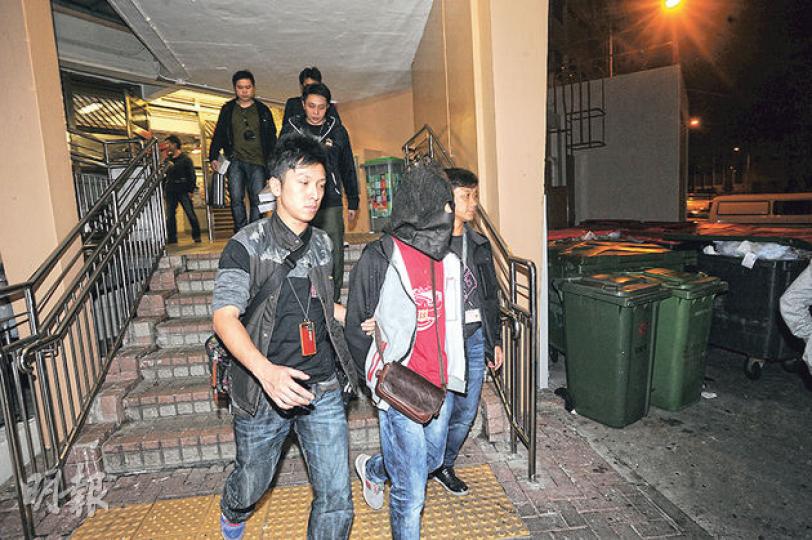 警方在彩虹邨破獲兩個「公屋兵器庫」,行動中拘捕3名男女。(樊銳昌攝)警方反黑組在彩虹邨兩個單位內共檢獲5柄牛肉刀、2把匕首、1支水喉通、1支仿真長槍(圖右)、小量冰毒及吸毒工具,全部證物帶走調查。(樊銳昌攝) 警方在彩虹邨破獲兩個「公屋兵器庫」,行動中拘捕3名男女。(樊銳昌攝)警方反黑組在彩虹邨兩個單位內共檢獲5柄牛肉刀、2把匕首、1支水喉通、1支仿真長槍(圖右)、小量冰毒及吸毒工具,全部證物帶走調查。(樊銳昌攝)