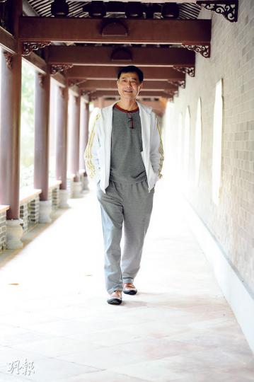 鄺佐輝每天也會到公園散步,他要康復過來準備行未來更長的路。(攝影:鍾偉茵)5年後存活率有3成,他滿有信心可渡這難關。(攝影:鍾偉茵)鄺佐輝在這半年間經歷經濟困難、兩場大手術,但他仍樂觀面對。(攝影:鍾偉茵)鄺佐輝有兩段婚姻,跟前妻育有三個女兒。去年9月,他在內地跟朋友的飯局認識了現任太太,兩人年齡相距19年,12月便結婚了。太太覺得香港生活太緊張又大壓力,直至他患病,唯有到香港照顧他。初時人生路不熟,廣東話又不懂很辛苦,幸好漸漸她也感到香港的好。患難見真情,由於另一半支持,讓他有更大動力與積極活 鄺佐輝每天也會到公園散步,他要康復過來準備行未來更長的路。(攝影:鍾偉茵)5年後存活率有3成,他滿有信心可渡這難關。(攝影:鍾偉茵)鄺佐輝在這半年間經歷經濟困難、兩場大手術,但他仍樂觀面對。(攝影:鍾偉茵)鄺佐輝有兩段婚姻,跟前妻育有三個女兒。去年9月,他在內地跟朋友的飯局認識了現任太太,兩人年齡相距19年,12月便結婚了。太太覺得香港生活太緊張又大壓力,直至他患病,唯有到香港照顧他。初時人生路不熟,廣東話又不懂很辛苦,幸好漸漸她也感到香港的好。患難見真情,由於另一半支持,讓他有更大動力與積極活