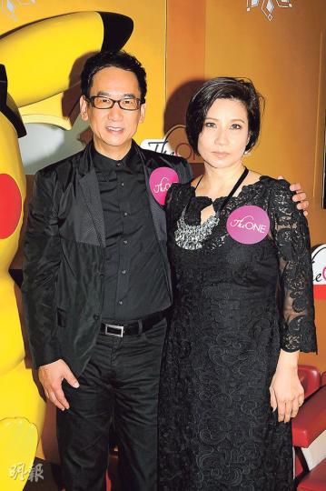 蔣志光與韋綺姍出席商場活動,兩人如開小型演唱會般獻唱多首經典歌。(攝影:孫華中)劉鑾雄(前排左三)帶同母親、甘比及一對仔女等,全家總動員一起支持蔣志光與韋綺姍,非常畀面!(攝影:孫華中) 蔣志光與韋綺姍出席商場活動,兩人如開小型演唱會般獻唱多首經典歌。(攝影:孫華中)劉鑾雄(前排左三)帶同母親、甘比及一對仔女等,全家總動員一起支持蔣志光與韋綺姍,非常畀面!(攝影:孫華中)