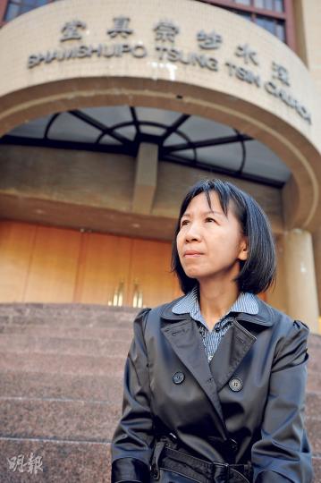 方子蘅廿多年前於崇真小學任教時,常坐在操場前的梯間跟俊俊聊天,日轉星移,她仍舊惦念那孩子。(胡景禧攝) 方子蘅廿多年前於崇真小學任教時,常坐在操場前的梯間跟俊俊聊天,日轉星移,她仍舊惦念那孩子。(胡景禧攝)