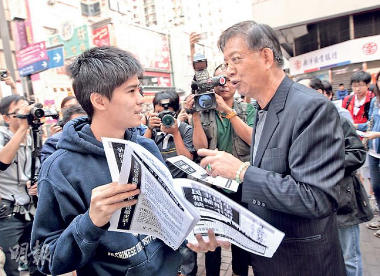 學聯昨在灣仔設置街站,向市民講解佔領運動的理念。學聯副秘書長岑敖暉(左)也到場派單張,有市民趁機向他反映對佔領的意見。(李澤彤攝) 學聯昨在灣仔設置街站,向市民講解佔領運動的理念。學聯副秘書長岑敖暉(左)也到場派單張,有市民趁機向他反映對佔領的意見。(李澤彤攝)