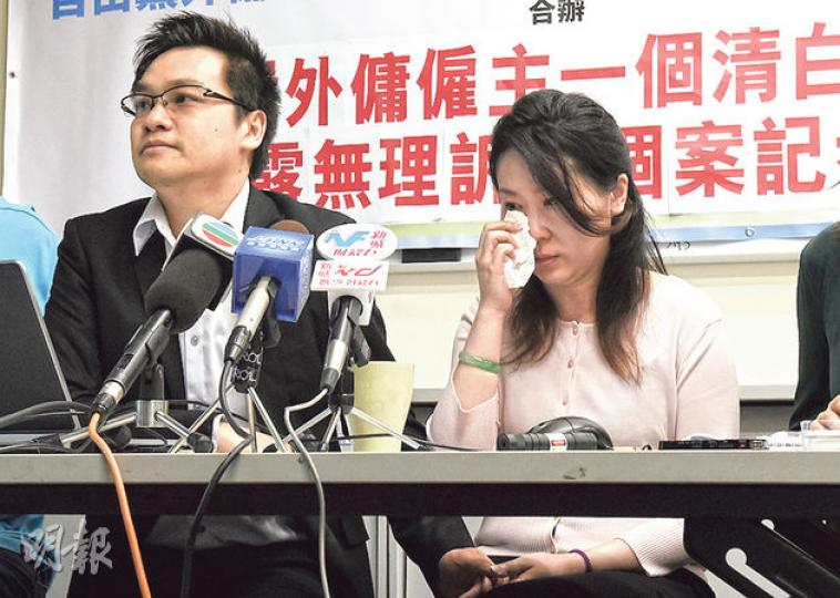 早前被控襲擊外傭的李太(右)昨表示案件令她「受屈」及失眠,並指即使案件完結,亦「無開心感覺」,因精神差未能好好照顧家庭,昨一度激動落淚。其身旁的丈夫、從事人才培訓的李先生斥責外傭「逆向欺凌」,日後仍有需要聘請外傭,但已有一定戒心。(陳淑安攝) 早前被控襲擊外傭的李太(右)昨表示案件令她「受屈」及失眠,並指即使案件完結,亦「無開心感覺」,因精神差未能好好照顧家庭,昨一度激動落淚。其身旁的丈夫、從事人才培訓的李先生斥責外傭「逆向欺凌」,日後仍有需要聘請外傭,但已有一定戒心。(陳淑安攝)