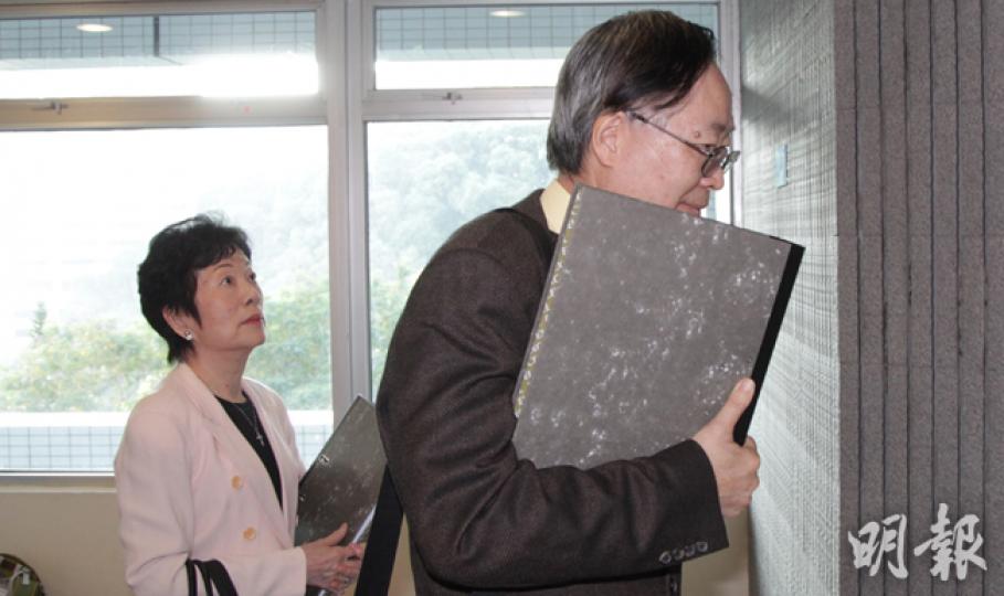 同為「香港有毒金屬醫學會」成員的兒科醫生高楊揚(左)及骨科醫生楊樂賢(右),被指2005年向一名疑有學習障礙少年診治時,未有足夠理論便判斷他為重金屬中毒,被控專業失德。(林俊源攝) 同為「香港有毒金屬醫學會」成員的兒科醫生高楊揚(左)及骨科醫生楊樂賢(右),被指2005年向一名疑有學習障礙少年診治時,未有足夠理論便判斷他為重金屬中毒,被控專業失德。(林俊源攝)