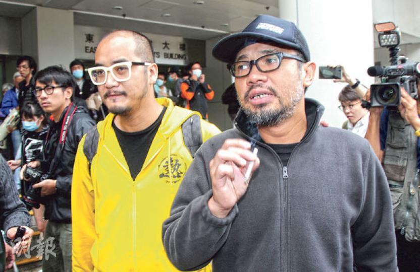 熱血公民成員黃洋達(左)及外號「法國佬」的張珈衍(右)昨分別完成各自涉及的案件後,一同離開法院。二人等候接載他們的車輛到達期間,到場聲援的人為張送上香煙。(林俊源攝) 熱血公民成員黃洋達(左)及外號「法國佬」的張珈衍(右)昨分別完成各自涉及的案件後,一同離開法院。二人等候接載他們的車輛到達期間,到場聲援的人為張送上香煙。(林俊源攝)
