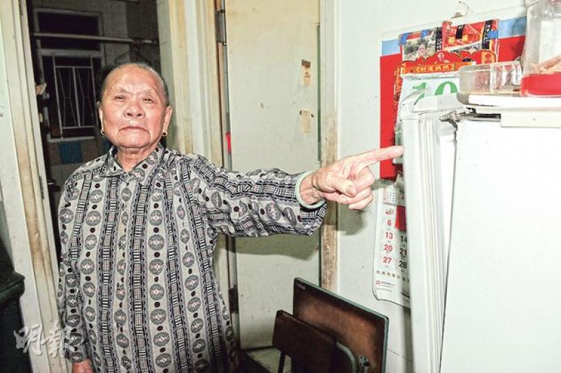 發生氣體爆炸的美映樓11樓昨午解封,居民陸續回家「收拾殘局」,有婆婆發現屋內雪櫃及電視機等電器家具均在爆炸中損毁。(鍾炳然攝) 發生氣體爆炸的美映樓11樓昨午解封,居民陸續回家「收拾殘局」,有婆婆發現屋內雪櫃及電視機等電器家具均在爆炸中損毁。(鍾炳然攝)