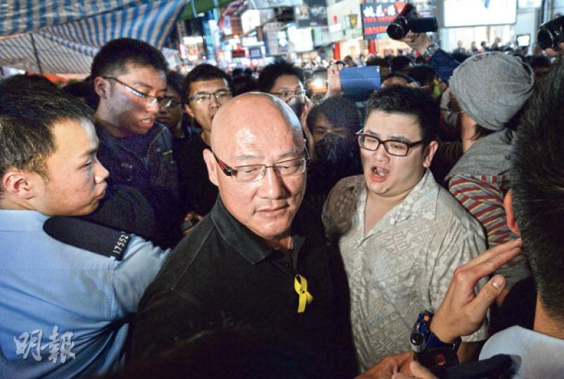人民力量立法會議員陳偉業(中,穿黑衣者)昨晚在旺角佔領區被在場部分佔領者喝罵。事緣陳偉業發言時,質疑部分日前在金鐘要求「拆大台」的人屬「藍絲帶」。陳其後稱,若證實「拆大台」中人沒有「藍絲」,會願意承擔政治責任公開道歉,不會如上周三衝擊立法會者般不敢承擔責任。(盧翊銘攝)多名在旺角包圍人民力量帳篷的示威者,昨晚手持人民力量陳偉業的肖像,質疑他是「黑警臥底」,要求他們撤離旺角佔領區。這批人當中,前排左一穿黑衣和左二戴啡色帽示威者,被指涉曾在上周二晚及周三凌晨,分別在金鐘佔區拆大台風波,以及立法會衝擊 人民力量立法會議員陳偉業(中,穿黑衣者)昨晚在旺角佔領區被在場部分佔領者喝罵。事緣陳偉業發言時,質疑部分日前在金鐘要求「拆大台」的人屬「藍絲帶」。陳其後稱,若證實「拆大台」中人沒有「藍絲」,會願意承擔政治責任公開道歉,不會如上周三衝擊立法會者般不敢承擔責任。(盧翊銘攝)多名在旺角包圍人民力量帳篷的示威者,昨晚手持人民力量陳偉業的肖像,質疑他是「黑警臥底」,要求他們撤離旺角佔領區。這批人當中,前排左一穿黑衣和左二戴啡色帽示威者,被指涉曾在上周二晚及周三凌晨,分別在金鐘佔區拆大台風波,以及立法會衝擊