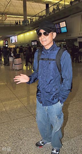 劉德華以神秘嘉賓身分到大馬頒獎,據大馬傳媒報道,此行他更秘密帶老婆朱麗倩(圓圖)與女兒向蕙到會場。昨傍晚返港,只見華仔獨自現身,未知太太與女兒是否留在大馬探親。(攝影:梁迺楠)楊怡(左圖)與男友羅仲謙(右圖)同機返港,但刻意分開不同閘口出。羅仲謙否認求婚,說先待事業基礎穩固。楊怡則稱婚姻大事要父母批准,若她要結婚一定會跟大家說。(攝影:梁迺楠)安仔三度封大馬視帝,問他有沒有信心在台慶再下一城,他表示賽制不同,心情是五十五十。(攝影:梁迺楠)佘詩曼先後在新加坡、大馬封后,似乎再在台慶奪視后的機會甚 劉德華以神秘嘉賓身分到大馬頒獎,據大馬傳媒報道,此行他更秘密帶老婆朱麗倩(圓圖)與女兒向蕙到會場。昨傍晚返港,只見華仔獨自現身,未知太太與女兒是否留在大馬探親。(攝影:梁迺楠)楊怡(左圖)與男友羅仲謙(右圖)同機返港,但刻意分開不同閘口出。羅仲謙否認求婚,說先待事業基礎穩固。楊怡則稱婚姻大事要父母批准,若她要結婚一定會跟大家說。(攝影:梁迺楠)安仔三度封大馬視帝,問他有沒有信心在台慶再下一城,他表示賽制不同,心情是五十五十。(攝影:梁迺楠)佘詩曼先後在新加坡、大馬封后,似乎再在台慶奪視后的機會甚