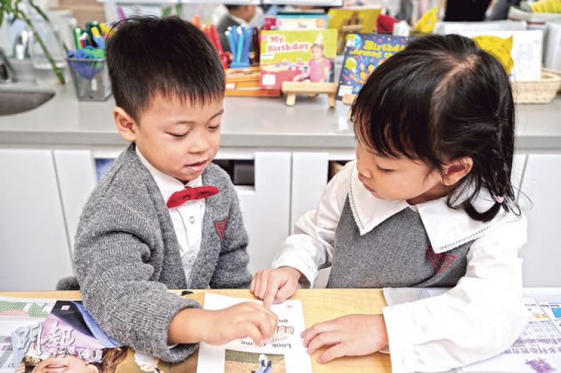 在閱讀課上,教師會以不同技巧令學生開心閱讀,例如學生可選以不同方式,如唱出課文、跟同伴一起朗讀等等。(胡景禧攝)在圖書館中,學生可按自己的興趣挑選書本閱讀。(胡景禧攝)美藝室 (胡景禧攝)海峰校舍有2萬平方呎,當中包括﹕12個課室、圖書館、音樂室、兩個遊戲區、感官室、美藝工作室、創作遊戲區、建構區、多用途活動室及沙水遊戲區。(胡景禧攝) 在閱讀課上,教師會以不同技巧令學生開心閱讀,例如學生可選以不同方式,如唱出課文、跟同伴一起朗讀等等。(胡景禧攝)在圖書館中,學生可按自己的興趣挑選書本閱讀。(胡景禧攝)美藝室 (胡景禧攝)海峰校舍有2萬平方呎,當中包括﹕12個課室、圖書館、音樂室、兩個遊戲區、感官室、美藝工作室、創作遊戲區、建構區、多用途活動室及沙水遊戲區。(胡景禧攝)