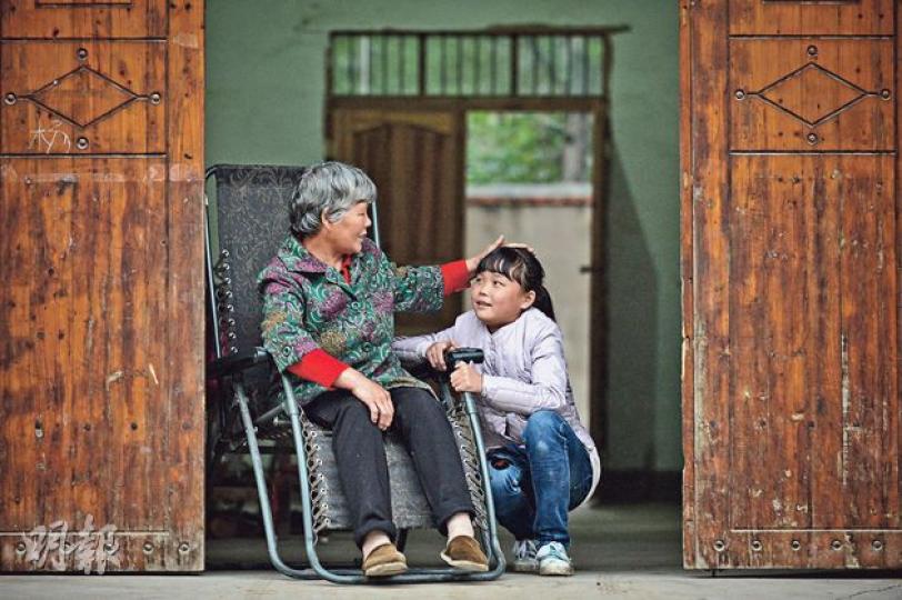 王德英(左)當年決定要丈夫出院,省下藥費救孫女楊洋(右)。(鄧宗弘攝)當年借下的債仍有1萬多元未還清,王德英不禁抹淚。(鄧宗弘攝)曾吃假奶粉的楊洋兒時模樣,母親並沒有告知她的性命某程度上是爺爺性命「換」回來的。(鄧宗弘翻攝) 王德英(左)當年決定要丈夫出院,省下藥費救孫女楊洋(右)。(鄧宗弘攝)當年借下的債仍有1萬多元未還清,王德英不禁抹淚。(鄧宗弘攝)曾吃假奶粉的楊洋兒時模樣,母親並沒有告知她的性命某程度上是爺爺性命「換」回來的。(鄧宗弘翻攝)