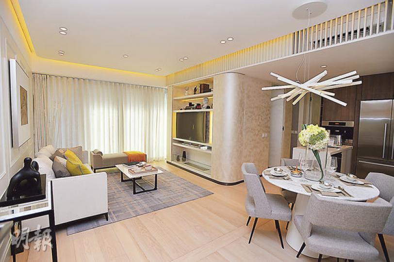 全為2房設計The Austine Place,其中位於20樓B室現樓示範單位實用870方呎,據首張價單顯示,同類單位最平折實為1469萬元。(葉家豪攝) 全為2房設計The Austine Place,其中位於20樓B室現樓示範單位實用870方呎,據首張價單顯示,同類單位最平折實為1469萬元。(葉家豪攝)
