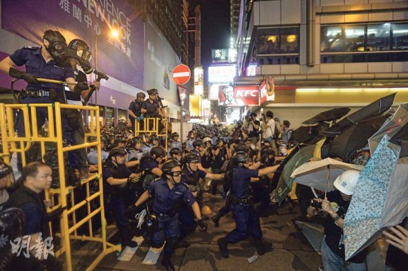 警方昨晚首次出動胡椒水劑,配合流動高台(圖左黃色台),驅散聚集於砵蘭街的示威者。有示威者打開傘以免被胡椒水劑噴中,警員即從示威者中搶走雨傘。(鄧宗弘攝)警方昨晚在旺角驅散人群的行動引發連串衝突,昨晚7時許,警方開始使用流動高台向示威者噴胡椒水劑,有示威者被噴中後要用清水洗眼。(鄧宗弘攝)警方於昨晚9時許在旺角彌敦道及山東街交界驅散人群期間一度揮動警棍,一名示威男子頭破血流,聲稱被警棍打中,其後被警員拘捕帶走。(郭慶輝攝)旺角砵蘭街昨傍晚有人從大廈高處向地面留守市民投擲懷疑含腐液的「水彈」,一名學 警方昨晚首次出動胡椒水劑,配合流動高台(圖左黃色台),驅散聚集於砵蘭街的示威者。有示威者打開傘以免被胡椒水劑噴中,警員即從示威者中搶走雨傘。(鄧宗弘攝)警方昨晚在旺角驅散人群的行動引發連串衝突,昨晚7時許,警方開始使用流動高台向示威者噴胡椒水劑,有示威者被噴中後要用清水洗眼。(鄧宗弘攝)警方於昨晚9時許在旺角彌敦道及山東街交界驅散人群期間一度揮動警棍,一名示威男子頭破血流,聲稱被警棍打中,其後被警員拘捕帶走。(郭慶輝攝)旺角砵蘭街昨傍晚有人從大廈高處向地面留守市民投擲懷疑含腐液的「水彈」,一名學