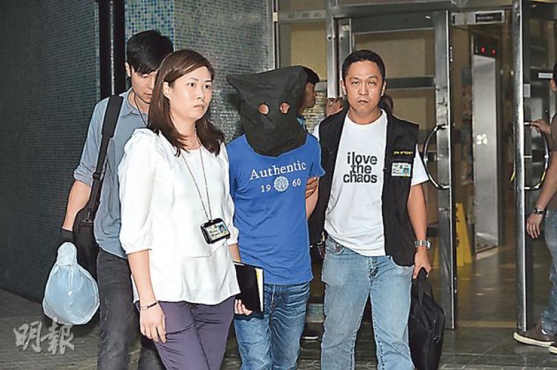 探員在案發後2.5小時,在慈正邨拘捕無業綜援漢,並在其寓所檢獲一袋疑與案有關的物品,事後以白色膠袋裝着帶走。 (鄧宗弘攝)警方在慈雲山中心的大家樂分店調查,店內遺有一個用紅膠袋載着的通渠水膠樽(紅框示)。(伍浦鋒攝) 探員在案發後2.5小時,在慈正邨拘捕無業綜援漢,並在其寓所檢獲一袋疑與案有關的物品,事後以白色膠袋裝着帶走。 (鄧宗弘攝)警方在慈雲山中心的大家樂分店調查,店內遺有一個用紅膠袋載着的通渠水膠樽(紅框示)。(伍浦鋒攝)