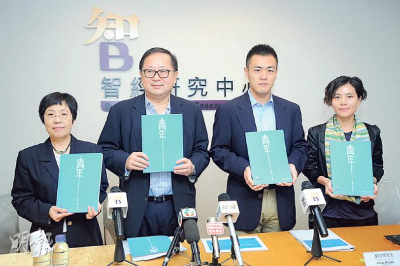 智經研究中心提出報告,建議政府改善青年的教育及就業機會,包括擴大學徒制度到通訊、調酒等行業。左起為智經研究及行政總監楊幗華、主席李國棟、副主席劉鳴煒及高級研究經理程燕芳。(胡景禧攝) 智經研究中心提出報告,建議政府改善青年的教育及就業機會,包括擴大學徒制度到通訊、調酒等行業。左起為智經研究及行政總監楊幗華、主席李國棟、副主席劉鳴煒及高級研究經理程燕芳。(胡景禧攝)