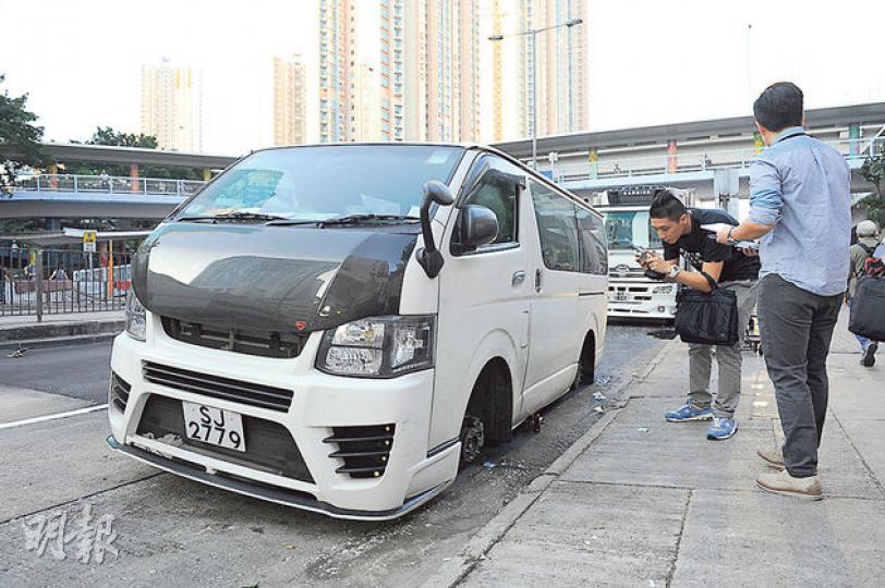 凌晨時分停泊旺角亞皆老街路邊的客貨車,遭賊偷去3個簇新「胎鈴」。 (蔡方山攝) 凌晨時分停泊旺角亞皆老街路邊的客貨車,遭賊偷去3個簇新「胎鈴」。 (蔡方山攝)