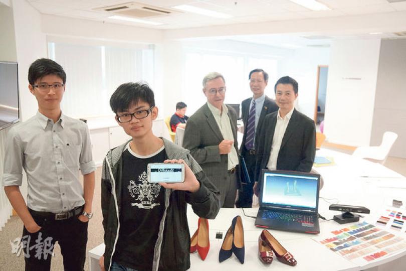中大喺校內開設支援學生創業嘅Pi Centre,提供工作空間,並有專人教授點樣營運公司,畀有志創業嘅中大生累積創業經驗。圖為獲揀選進駐嘅其中兩支團隊代表麥冠豐(左一)及曾家俊(左二),右一係Pi Centre中心經理陳志邦。(余瑋攝) 中大喺校內開設支援學生創業嘅Pi Centre,提供工作空間,並有專人教授點樣營運公司,畀有志創業嘅中大生累積創業經驗。圖為獲揀選進駐嘅其中兩支團隊代表麥冠豐(左一)及曾家俊(左二),右一係Pi Centre中心經理陳志邦。(余瑋攝)