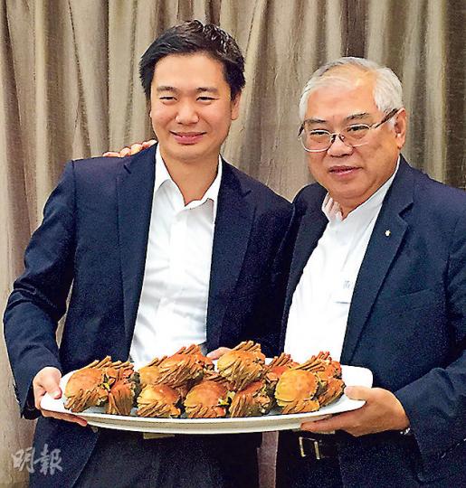 民建聯黃定光(右)噚日宴請傳媒食大閘蟹,除咗中出會長莊成鑫外,亦有佢「愛徒」周浩鼎(左),黃定光講明中出核心都支持周浩鼎接棒選立法會。(陳洛明攝) 民建聯黃定光(右)噚日宴請傳媒食大閘蟹,除咗中出會長莊成鑫外,亦有佢「愛徒」周浩鼎(左),黃定光講明中出核心都支持周浩鼎接棒選立法會。(陳洛明攝)