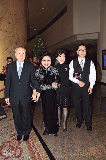 仙姐(左二)昨晚一身雍容華貴打扮,在契仔(左一)、高太(右二)及劉培基(右一)陪同下現身晚宴。(攝影:鍾偉茵)阿嗲出現時,大批戲迷爭相拍照。(攝影:鍾偉茵)陳寶珠(右起)與兒子楊天經及新抱、陳善之盛裝到場。(攝影:鍾偉茵) 仙姐(左二)昨晚一身雍容華貴打扮,在契仔(左一)、高太(右二)及劉培基(右一)陪同下現身晚宴。(攝影:鍾偉茵)阿嗲出現時,大批戲迷爭相拍照。(攝影:鍾偉茵)陳寶珠(右起)與兒子楊天經及新抱、陳善之盛裝到場。(攝影:鍾偉茵)