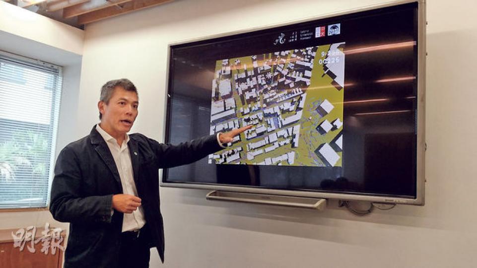 中大建築學系教授吳恩融表示,有關電腦技術可模擬城市的風向流動、風速及氣候因素,分析各地區的通風狀况,當中風向會化為一連串不同顏色的「線條」流動。他舉例指出,部分地區如尖沙嘴,由於發展密度高,並阻隔區內通風廊,因此風向會被大廈阻礙,出現「弱風」。(黃俊鋒攝)(明報製圖) 中大建築學系教授吳恩融表示,有關電腦技術可模擬城市的風向流動、風速及氣候因素,分析各地區的通風狀况,當中風向會化為一連串不同顏色的「線條」流動。他舉例指出,部分地區如尖沙嘴,由於發展密度高,並阻隔區內通風廊,因此風向會被大廈阻礙,出現「弱風」。(黃俊鋒攝)(明報製圖)