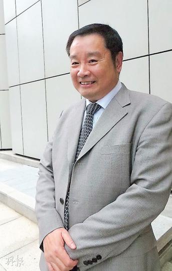 亞視大股東黃炳均(圖)昨作供完畢後,主動與原訴方的蔡紹中握手及交談,其後黃離開時被問到會否擔心亞視前景,他笑言一定會很好。(陳倢朗攝) 亞視大股東黃炳均(圖)昨作供完畢後,主動與原訴方的蔡紹中握手及交談,其後黃離開時被問到會否擔心亞視前景,他笑言一定會很好。(陳倢朗攝)