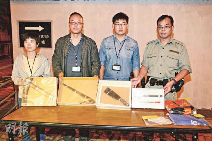 警方拘捕5名企圖砍伐土沉香樹的男子,起獲一批斬樹工具,包括鋸及銼等。(伍浦鋒攝)其中一名斬樹黨成員,被黑布蒙頭帶署扣查。(伍浦鋒攝) 警方拘捕5名企圖砍伐土沉香樹的男子,起獲一批斬樹工具,包括鋸及銼等。(伍浦鋒攝)其中一名斬樹黨成員,被黑布蒙頭帶署扣查。(伍浦鋒攝)