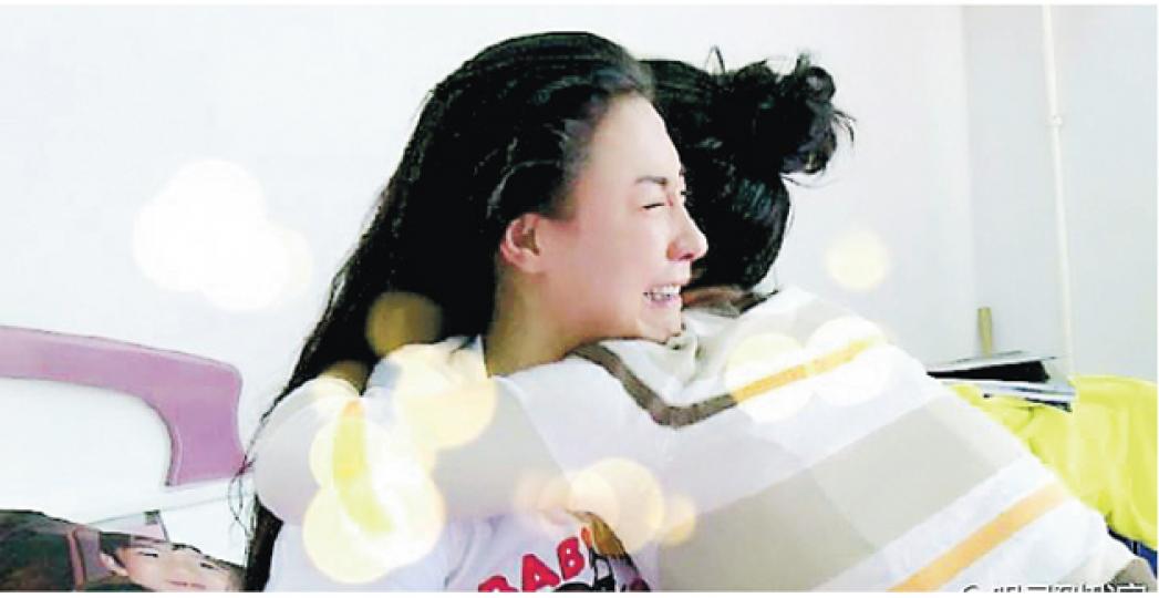 栢芝於真人騷哭得崩潰,真情流露。(微博圖片) 栢芝於真人騷哭得崩潰,真情流露。(微博圖片)