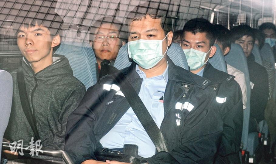 平日坐上警車或囚車的被告為免容貌曝光,很多時候會戴上口罩。昨日被控阻礙公職人員的黃之鋒(左一)及岑敖暉(第四排右)等被告由警車押往九龍城法院提堂,黃在車上一臉自信,與其旁戴上口罩的警員相映成趣。(蔡方山攝)學聯副秘書長岑敖暉(左二)、社民連副主席黃浩銘(左四)及立法會議員梁國雄(左五舉手者)獲釋後在庭外高叫口號。岑和梁認為禁止踏足旺角指定範圍的附加保釋條件不合理,稱將會就保釋條件上訴至高等法院。(李紹昌攝)黃之鋒被人用雞蛋擲中後腦後,蛋漬殘留在他的頭髮及外套上,他笑言對方「擲得幾準」。(李紹昌攝 平日坐上警車或囚車的被告為免容貌曝光,很多時候會戴上口罩。昨日被控阻礙公職人員的黃之鋒(左一)及岑敖暉(第四排右)等被告由警車押往九龍城法院提堂,黃在車上一臉自信,與其旁戴上口罩的警員相映成趣。(蔡方山攝)學聯副秘書長岑敖暉(左二)、社民連副主席黃浩銘(左四)及立法會議員梁國雄(左五舉手者)獲釋後在庭外高叫口號。岑和梁認為禁止踏足旺角指定範圍的附加保釋條件不合理,稱將會就保釋條件上訴至高等法院。(李紹昌攝)黃之鋒被人用雞蛋擲中後腦後,蛋漬殘留在他的頭髮及外套上,他笑言對方「擲得幾準」。(李紹昌攝
