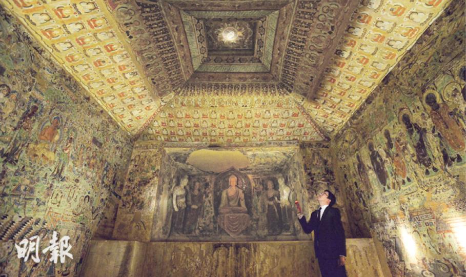 香港文化博物館和敦煌研究院合辦大型展覽「敦煌——說不完的故事」昨開幕,展期由今日開始至明年3月16日,是本港歷來最大規模的敦煌文物展。展覽將以1﹕1比例複製了3個極具代表性的洞窟,並且模擬洞窟環境,展覽者可手持電筒在昏暗的洞窟觀賞壁畫。圖為今次展覽最大型的初唐洞窟。(余俊亮攝)一尊長達13米的湼槃佛像彩塑臨本(圖),為8至9世紀吐蕃統治時期所開鑿,原像長15.8米,是莫高窟最大的一尊湼槃像。臥姿稱為「獅子臥」,是印度傳來的形式;佛像枕右手而臥,神情安詳,表現出「寂靈為樂」的湼槃境界。(余俊亮攝) 香港文化博物館和敦煌研究院合辦大型展覽「敦煌——說不完的故事」昨開幕,展期由今日開始至明年3月16日,是本港歷來最大規模的敦煌文物展。展覽將以1﹕1比例複製了3個極具代表性的洞窟,並且模擬洞窟環境,展覽者可手持電筒在昏暗的洞窟觀賞壁畫。圖為今次展覽最大型的初唐洞窟。(余俊亮攝)一尊長達13米的湼槃佛像彩塑臨本(圖),為8至9世紀吐蕃統治時期所開鑿,原像長15.8米,是莫高窟最大的一尊湼槃像。臥姿稱為「獅子臥」,是印度傳來的形式;佛像枕右手而臥,神情安詳,表現出「寂靈為樂」的湼槃境界。(余俊亮攝)