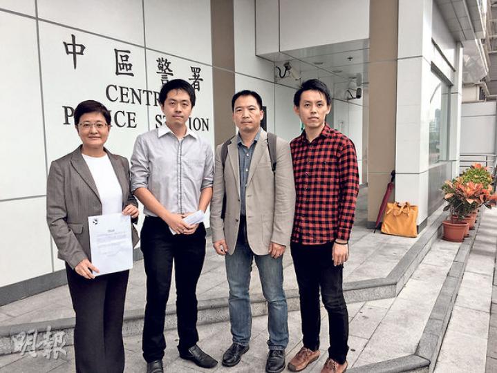 民主黨中西區區議員許智峯(左二)昨日由黨友黃碧雲(左一)、胡志偉(右二)及羅健熙(右一)陪同到中區警署投案。(何曉勤攝) 民主黨中西區區議員許智峯(左二)昨日由黨友黃碧雲(左一)、胡志偉(右二)及羅健熙(右一)陪同到中區警署投案。(何曉勤攝)