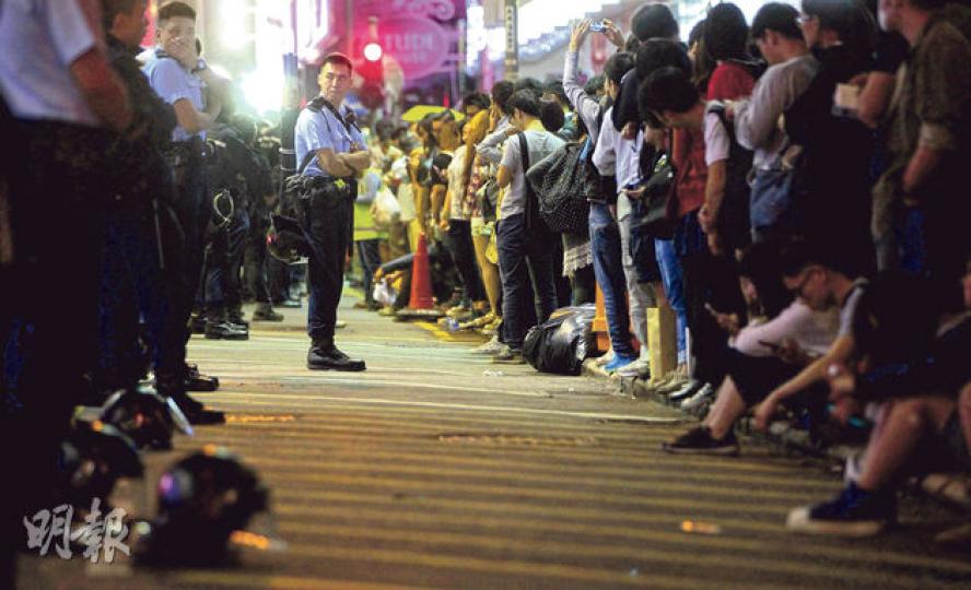 旺角昨日入夜後,西洋菜南街和豉油街交界的行人路擠滿示威人群,示威者不斷嘗試衝出馬路,並在綠燈過馬路時製造混亂。警方則派出大隊人馬在示威者面前築起人牆阻止,以免馬路被重佔。(李澤彤攝) 旺角昨日入夜後,西洋菜南街和豉油街交界的行人路擠滿示威人群,示威者不斷嘗試衝出馬路,並在綠燈過馬路時製造混亂。警方則派出大隊人馬在示威者面前築起人牆阻止,以免馬路被重佔。(李澤彤攝)