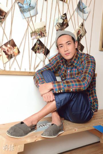 受外國街頭文化影響,Derek與大部分年輕人們一樣愛隨意,「Be Yourself」代表了他對打扮的一套哲理。(攝影:梁迺楠)TOMS的布鞋展示美式簡約時尚,以舒適、輕身、易配搭為大前提,也變成Derek至愛的「開工鞋」。(攝影:梁迺楠)透過帆布和針織物料,編出具民族特色的圖案設計,是TOMS今個秋冬季重點推介。$550(攝影:梁迺楠)粗糙的麻質,滲出簡樸原始風味,配搭日常輕便服飾,演繹真情流露的Casual Smart。$650(攝影:梁迺楠)正埋首努力寫劇本和籌備再當導演,Derek準備在2 受外國街頭文化影響,Derek與大部分年輕人們一樣愛隨意,「Be Yourself」代表了他對打扮的一套哲理。(攝影:梁迺楠)TOMS的布鞋展示美式簡約時尚,以舒適、輕身、易配搭為大前提,也變成Derek至愛的「開工鞋」。(攝影:梁迺楠)透過帆布和針織物料,編出具民族特色的圖案設計,是TOMS今個秋冬季重點推介。$550(攝影:梁迺楠)粗糙的麻質,滲出簡樸原始風味,配搭日常輕便服飾,演繹真情流露的Casual Smart。$650(攝影:梁迺楠)正埋首努力寫劇本和籌備再當導演,Derek準備在2